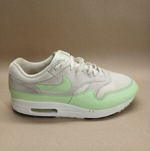 Nike  Airmax men's Cream and Green Sneakers